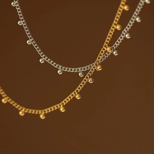 Collar de Joyería Antideslustre con Cuentas Doradas y Dijes, Cadena de Eslabones - Product Image 3