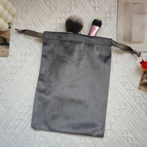 Pochette en velours gris avec impression de logo personnalisé pour bijoux, sac cadeau en velours à cordon personnalisé, emballage cosmétique - Product Image 5