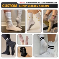 Chaussettes de yoga et de Pilates personnalisables antidérapantes blanches avec motif cœurs pour femmes