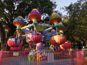Carrusel de Fibra de Vidrio con Forma de Medusa, Atracciones Familiares para Interiores en Parques de Trampolines, Hecho de Plástico, Metal y Acero Duraderos - Product Image 2
