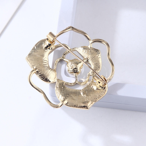 Broche Floral de gama alta para mujer, 1 pieza, Concha tallada con Utetheisa Kong Camellia Japonica Sinensis Rosa Rugosa, motivo Floral tallado - Product Image 6