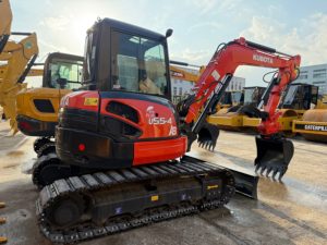 Excavatrice Kubota U55-4 d'occasion, 5,5 tonnes, compacte et maniable, idéale pour les travaux de terrassement en passage étroit en ville - Product Image 5