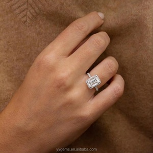 Bague de fiançailles et de mariage Yu Ying en or massif 18 carats avec diamant blanc de haute qualité de 4 carats, taille émeraude avec halo - Product Image 5