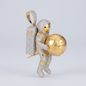 Colgante de Astronauta Personalizado con Moissanita de Corte Radiante, Microincrustaciones, Plata 925 Bañada en Oro, Joyería Hip Hop Unisex Luxira - Product Image 1