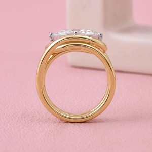 Anillo Solitario de Diamante con Corte Ovalado East West y Banda de Oro de Doble Tallo Dividido para Compromiso Moderno y Joyería Fina - Product Image 4