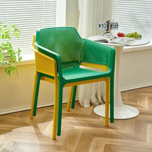 Silla de Malla Plástica para Exterior con Reposabrazos y Respaldo, Silla de Comedor Estilo Escandinavo para Adultos - Product Image 1