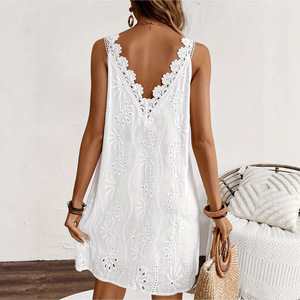 Robe d'été ample blanche brodée à œillets pour femme, sans manches, col en V, style resort, vente en gros - Product Image 4