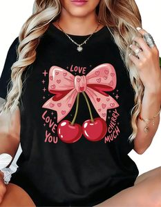 T-shirt in cotone a maniche corte con stampa ciliegie rosa, vestibilità regolare, unisex, per San Valentino, Capodanno, primavera, estate - Product Image 1