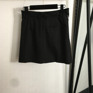 Nuova <span class=keywords><strong>Gonna</strong></span> Corta Plissettata da Donna con Logo in Pelle e Pantaloncini di Sicurezza Incorporati - Product Image 4