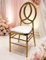 Chaise Chiavari moderne en acier doré avec coussin blanc, empilable et stable, pour événements extérieurs, hôtels et restaurants