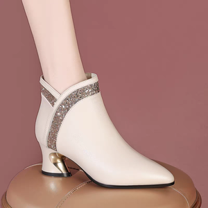 Stivaletti Formali in Camoscio Bianco Sporco <span class=keywords><strong>a</strong></span> <span class=keywords><strong>Punta</strong></span> con Fodera in Pelliccia, <span class=keywords><strong>Tacco</strong></span> <span class=keywords><strong>Basso</strong></span> Grosso, Chiusura Laterale con Cerniera, Stile Combat - Product Image 2