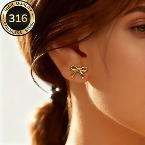 Boucles d'oreilles clous dorées à nœud, style rétro, export transfrontalier Europe-Amérique, avec design ajouré, légères - Product Image 1