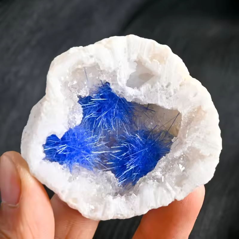Géode d'agate blanche et de goéthite bleue