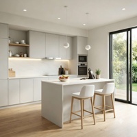 Cuisine blanche sur mesure minimaliste pour toute la maison, avec îlot de petit-déjeuner en surface solide et cascade, idéale pour cuisine ouverte résidentielle
