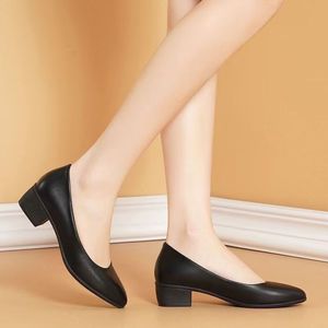 <span class=keywords><strong>Scarpe</strong></span> di cuoio di <span class=keywords><strong>grandi</strong></span> dimensioni per le lavoratrici in Europa e in America stanno vendendo bene in Africa in 2025 - Product Image 3