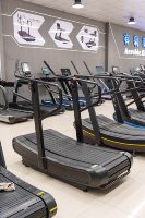 Caminadora Curva Motorizada Comercial de Acero para Uso Doméstico y en Gimnasios con Pantalla LED y Rango de Velocidad de 1-20 km/h
