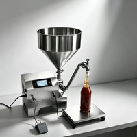 Machine de remplissage de bouteilles de sauce piquante à piston avec trémie chauffée pour l'emballage de sauce chili et de sauce barbecue