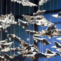 Lampes suspendues au plafond à base ronde moderne, lustre en feuilles de céramique blanc doré pour la lumière de projet de hall d'entrée de maison d'hôtel et de restaurant
