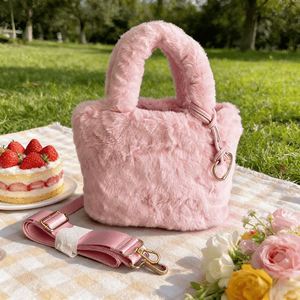 กระเป๋าถือสะพายไหล่ขนเฟอร์เทียมสีชมพูสำหรับผู้หญิงและเด็กผู้หญิง กระเป๋าโท้ทขนปุยแบบนุ่ม กระเป๋าโท้ทขนเฟอร์ขนาดเล็ก - Product Image 3