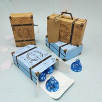 Boîte à bonbons en carton carrée de style mini-valise, emballage cadeau avec finition gaufrée/mate, avec poignée et étiquette en corde de jute