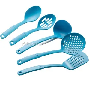 Venta al por mayor de utensilios de cocina de nailon de 6 piezas con mango de plástico Herramientas que incluyen cucharón cuchara volteador espagueti Skimmer
