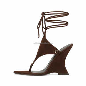 Sandales compensées en daim de luxe pour femmes, design string et enveloppant, talons compensés hauts de 105 mm, lanières en daim, sandales compensées en daim Rampage pour femmes - Product Image 5
