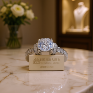 Anillo de Diamante Internacional con Corte Cojín, Color D, Oro Blanco Natural, Clásico, de Compromiso para Mujer, Certificado por GIA - Product Image 2