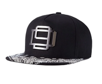 Casquette Snapback à bord plat avec logo en métal noir au design personnalisé