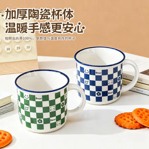 Mug en céramique à motif d'échiquier avec visage d'ours souriant, 301-400 ml, résistant à la chaleur, tasse cadeau, style rétro, tasse à eau mignonne - Product Image 1