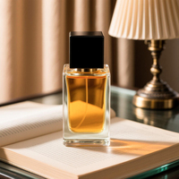 Flacon de parfum de luxe personnalisé en verre de forme carrée 30ml 50ml 100ml avec gravure mate et options de bouchon personnalisé, portable