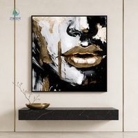 Peinture murale abstraite texturée en noir et blanc avec des accents métalliques, portrait de lèvres dorées en 3D peint à la main