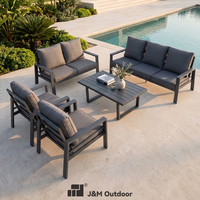 Canapé de jardin moderne et confortable J&M, 7 places, avec table basse à lattes en aluminium, idéal pour cour, pelouse, jardin ou terrasse.