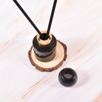 Bouteille en verre de diffuseur noir brillant de luxe de 50ml avec épaulement plat et bouchon à vis et design coloré par vous-même