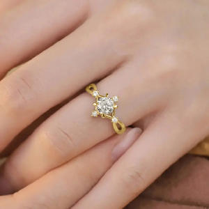 Anello di fidanzamento da donna in oro giallo con diamante taglio brillante rotondo, colore G naturale, pietra principale e diamanti laterali - Product Image 3