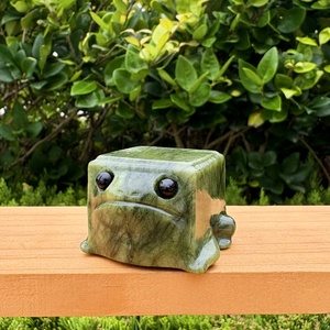 Venta al por mayor de talla cuadrada de rana con ojos inocentes de jaspe Xiuyan, decoración divertida y creativa para escritorio y jardín, regalo de cumpleaños perfecto - Product Image 2