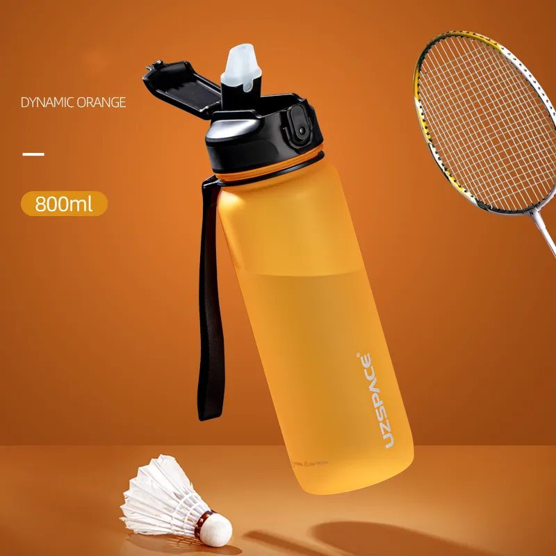 UZSAPCE القش غطاء زجاجة ماء بلاستيكية ، BPA الحرة اللياقة البدنية زجاجة مشروبات أثناء الرياضة مع <span class=keywords><strong>شعار</strong></span> وألوان مخصصة 650 مللي 800 مللي 1000 مللي