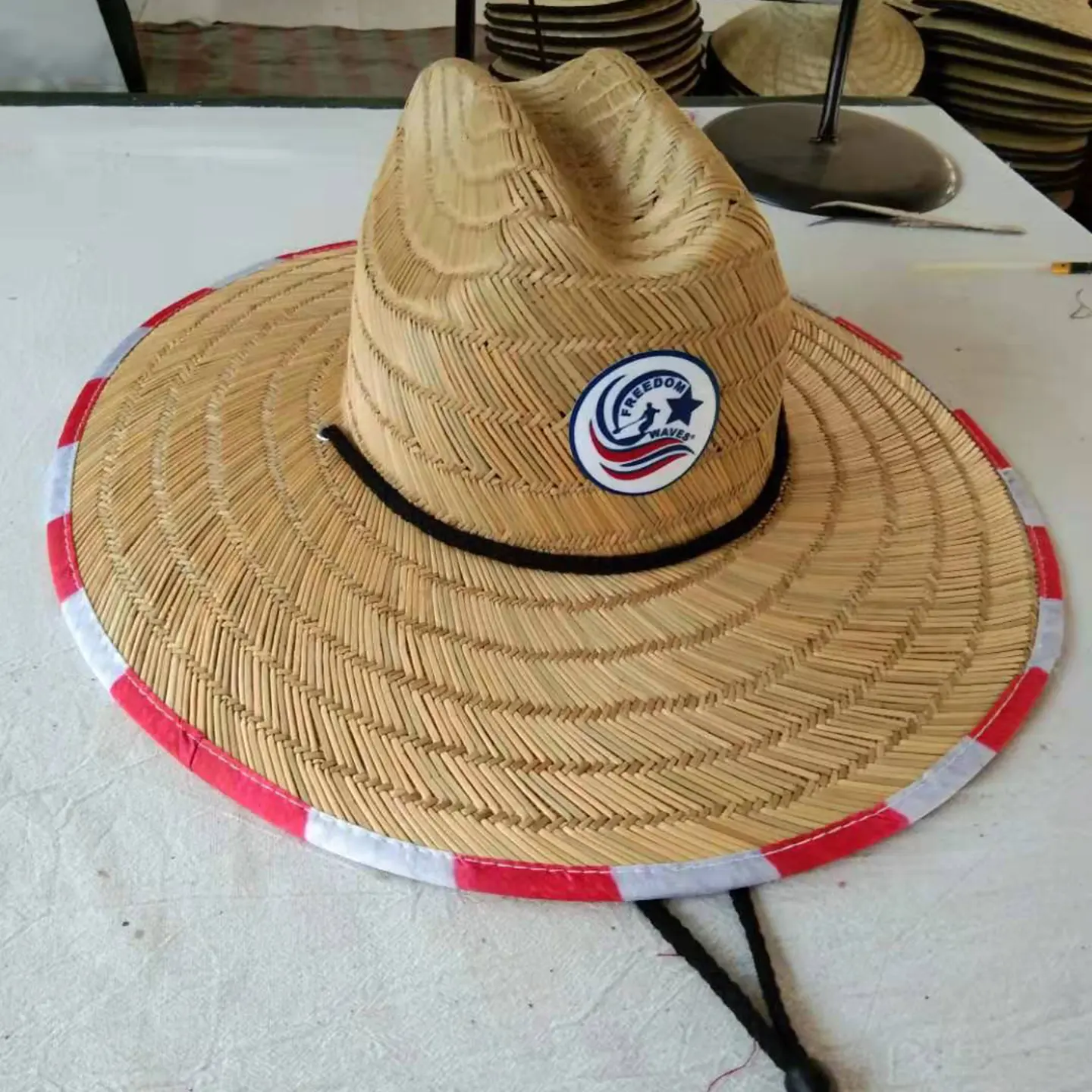 Venta caliente personalizado EE. UU. Bandera Surf Sun Beach Mat Sombrero de paja Salvavidas Sombrero de ala ancha
