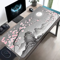 Grand tapis de bureau avec illustration de style peinture à l'encre, fleurs de cerisier, montagnes, nuit éclairée par la lune, fonctionnel