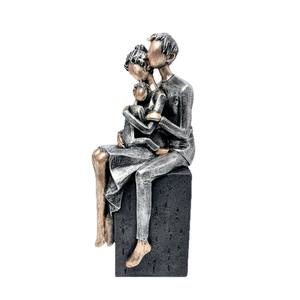 Statues d'embracement de trois personnages en famille, sculptées artistiquement, en résine de luxe léger, artisanat décoratif pour la maison et le bureau - Product Image 5