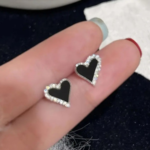 Orecchini a perno a forma di cuore da donna, effetto smalto con accenti di cristallo, accessori moda per uso quotidiano - Product Image 2