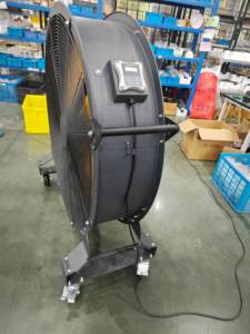 พัดลมอุตสาหกรรมแบบแกนหมุน 1.2 เมตร รุ่น TOPMF-120 ยี่ห้อ <span class=keywords><strong>Topfan</strong></span>  ทำจากอลูมิเนียมอัลลอยด์ ใช้ไฟ 220 โวลต์ เสียงเบา 39 เดซิเบล แบบเคลื่อนย้ายได้ เหมาะสำหรับศูนย์กีฬา - Product Image 4