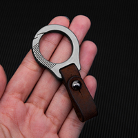 TGZUO Accessoires de voiture délicats, pendentif porte-clés rotatif en titane avec mini connecteur de clé, style tendance pour les sports de plein air