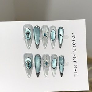 Faux ongles press-on premium faits à la main, longs, forme stiletto, effet œil de chat bleu avec poudre miroir argentée, pour manucure de fête - Product Image 1