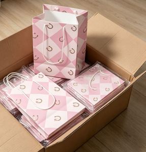 Sacs de vente en carton personnalisés à prix de gros, sacs cadeaux pour entreprises - Product Image 6