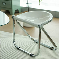 Tabouret pliant modulaire minimaliste avec structure en acier chromé, siège éco-responsable peu encombrant pour usage intérieur/extérieur