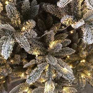 Sapin de Noël floqué de haute qualité, pré-éclairé, entièrement en PE, avec lumières LED blanc chaud - Product Image 3