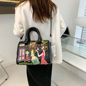 กระเป๋าผู้หญิงแฟชั่นเฉพาะกลุ่มสไตล์เรโทรลายการ์ตูนทรงเรขาคณิต กระเป๋าสะพายไหล่ กระเป๋าถือทรงบอสตัน รุ่น PU.94470 - Product Image 6