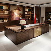 Ensemble de mobilier de direction commercial avec une large surface de bureau, des étagères de présentation et des compartiments de rangement