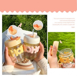 Vaso de vidrio bonito con pajita abatible y funda de silicona con estampado de letras - Product Image 2