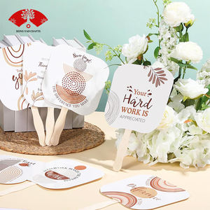 Ventilador <span class=keywords><strong>de</strong></span> mano manual <span class=keywords><strong>de</strong></span> cartón impreso en papel con forma <span class=keywords><strong>de</strong></span> troquelado personalizado con mango <span class=keywords><strong>de</strong></span> madera para boda - Product Image 2
